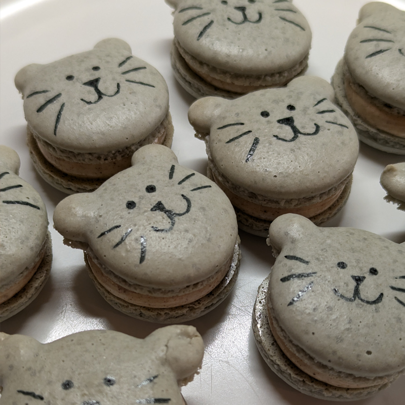 Kitty Dunkaroo Macaron